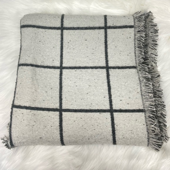 NWT Ann Taylor Gray and White Double Sided, Reversible Pattern Wrap/Scarf - Picture 6 of 9